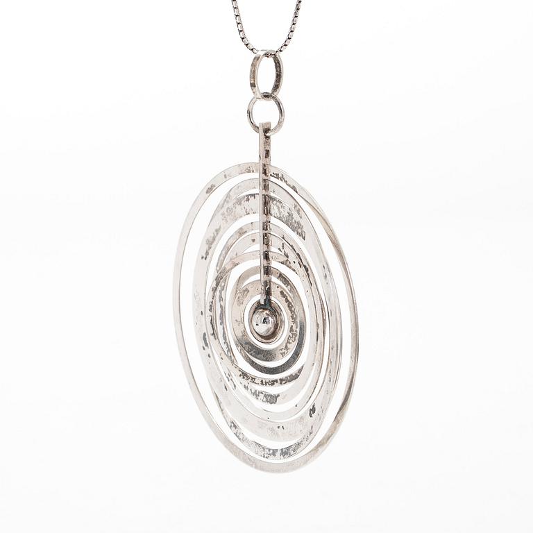 Tapio Wirkkala, hänge "Silvermåne", sterling silver, Westerback, Helsingfors 1971, kedja medföljer.