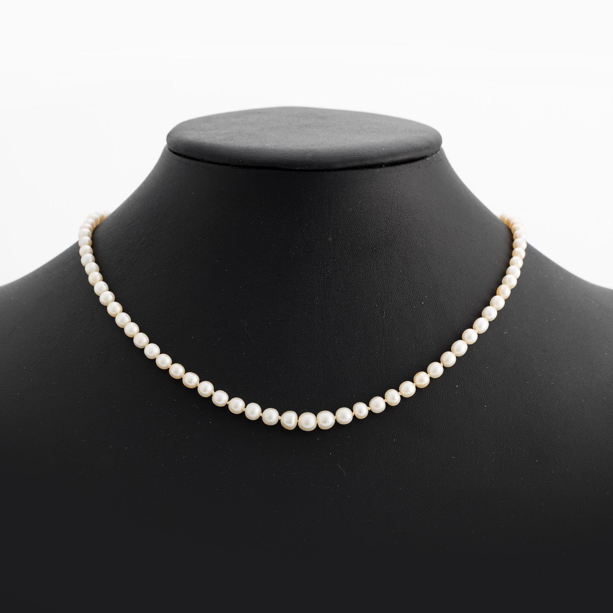 Pärlcollier med doserade pärlor, lås guld med smaragd och rosenslipade diamanter.