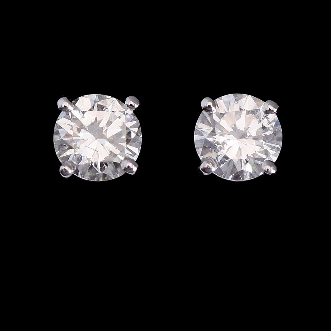 ÖRHÄNGEN, 1 par, 18K vitguld, solitära briljantslipade diamanter tot ca 0.62 ct.