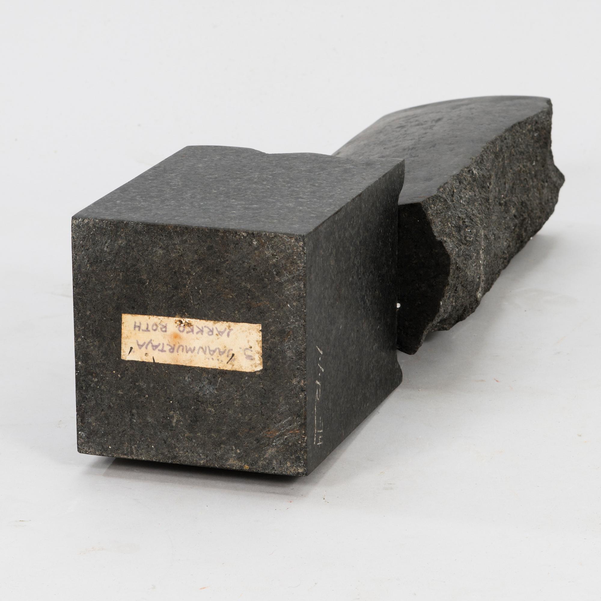 JARKKO ROTH, mustaa graniitti, signeerattu ja päivätty -74.