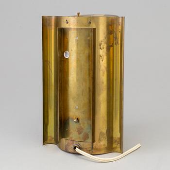 VÄGGLAMPA, Konsthantverk, Tyringe, mässing och glas. Troligen 1970-tal.