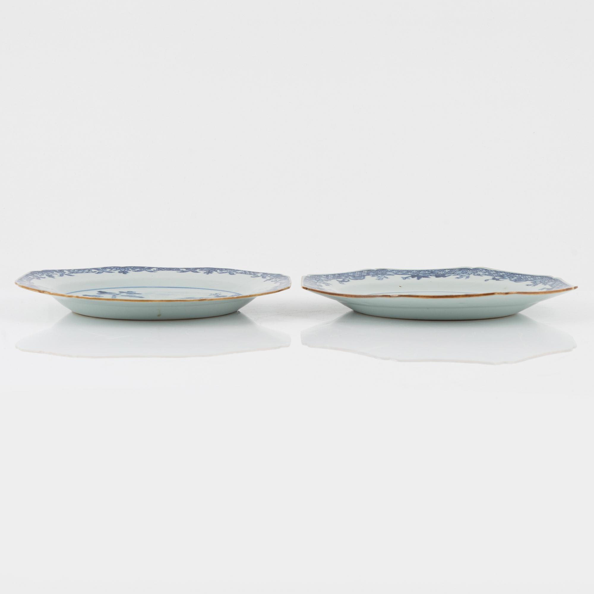 Tallrikar, ett par, porslin. Qingdynastin, Qianlong (1736-95).