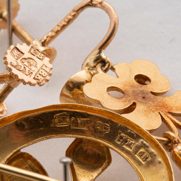 BROSCH SAMT ÖRHÄNGEN ett par 18K guld  otydliga stämplar Malmö 1870 o 1929.