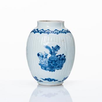 A blue and white tea caddy, Qing dynasty, Kangxi (1662-1722).