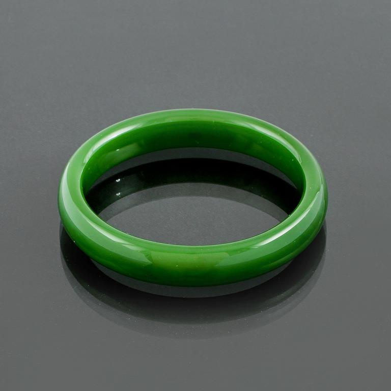ARMRING, jade, nytillverkning. Vikt 52,7 g.
