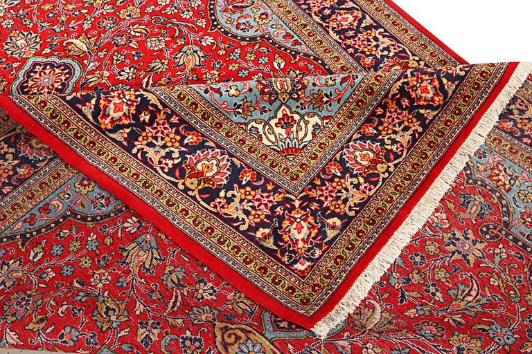 A Kashan carpet, c. 324 x 213 cm.