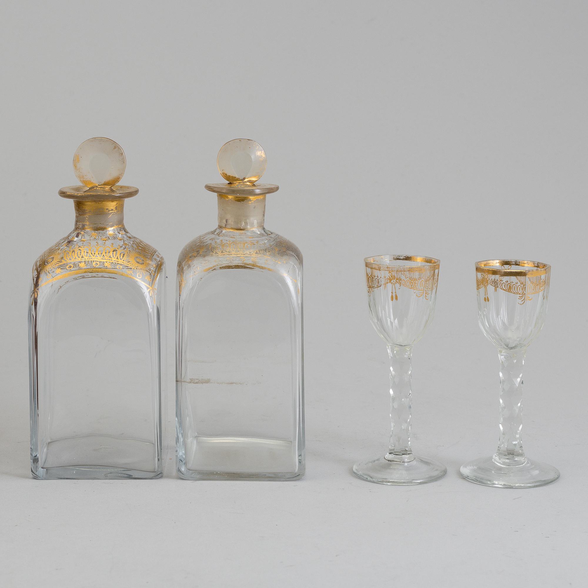 A first half of the 19th century wooden casket containing 6 flasks 2 glasses.