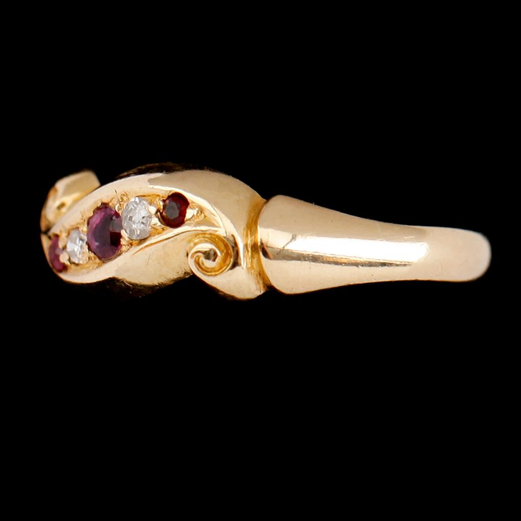 RING, 18 k guld, med 3 rubiner samt rosenstenar, England, omkring år 1900. Vikt ca 3 gram.
