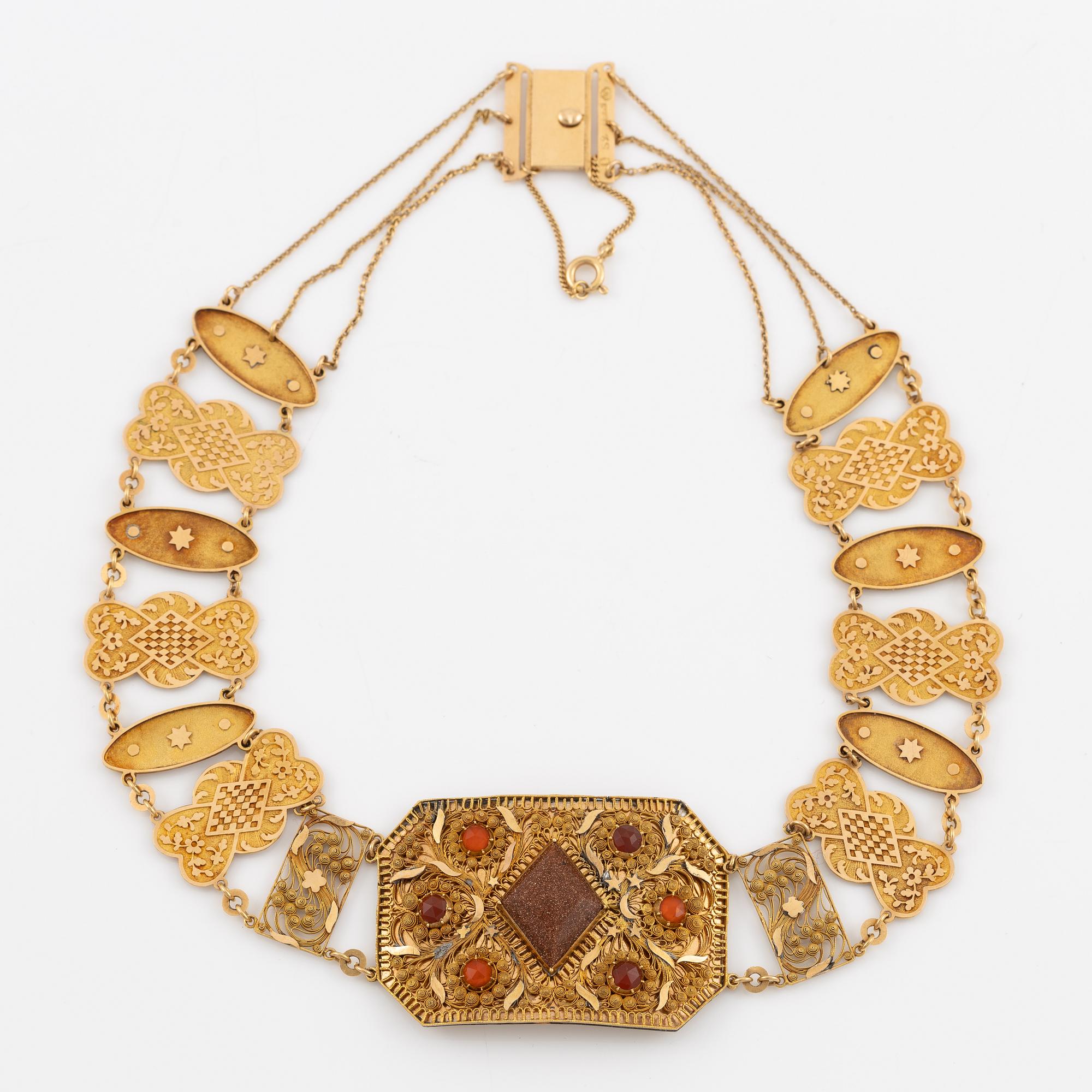 Collier,  18K guld med glasfluss och karneol, filigran, Stockholm år 1800.