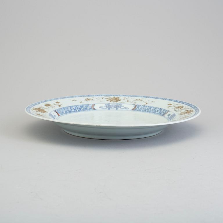 A blue and white and gilt export porcelain dish, Qing dynasty, Qianlong (1736-95).