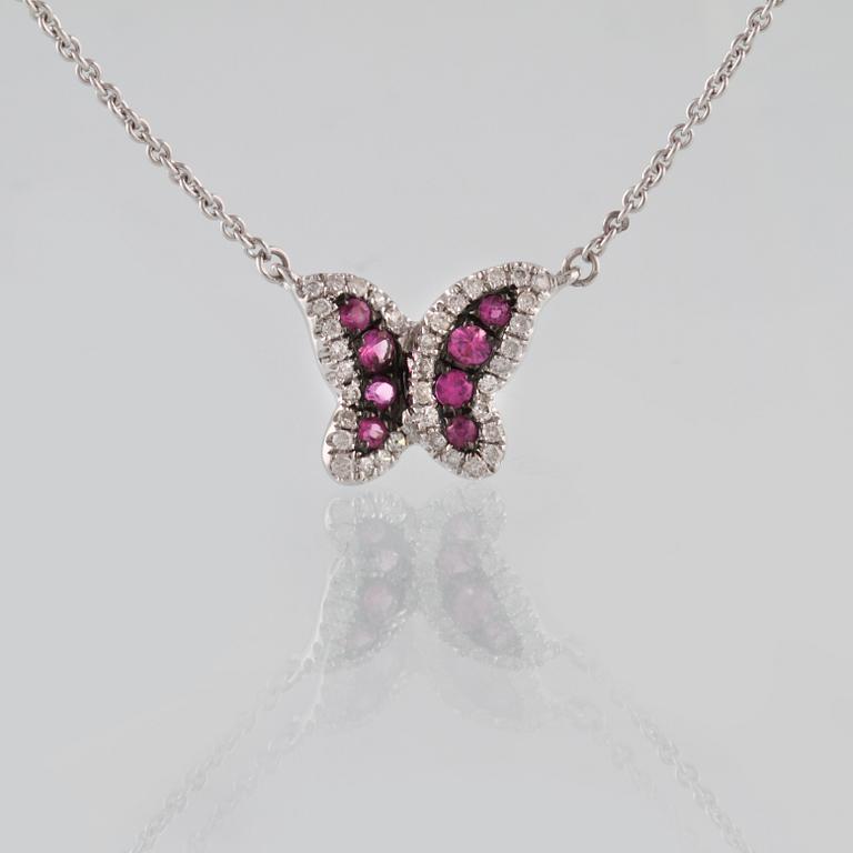 COLLIER, 18K vitguld med briljantslipade diamanter ca 0.14 ct samt fasettslipade rubiner ca 0.16 ct. Vikt 2,6 gram.