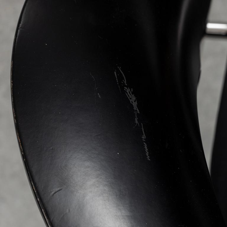 Arne Jacobsen, a pair 'Seagull' chairs, Fritz Hansen, Denmark, 2008.