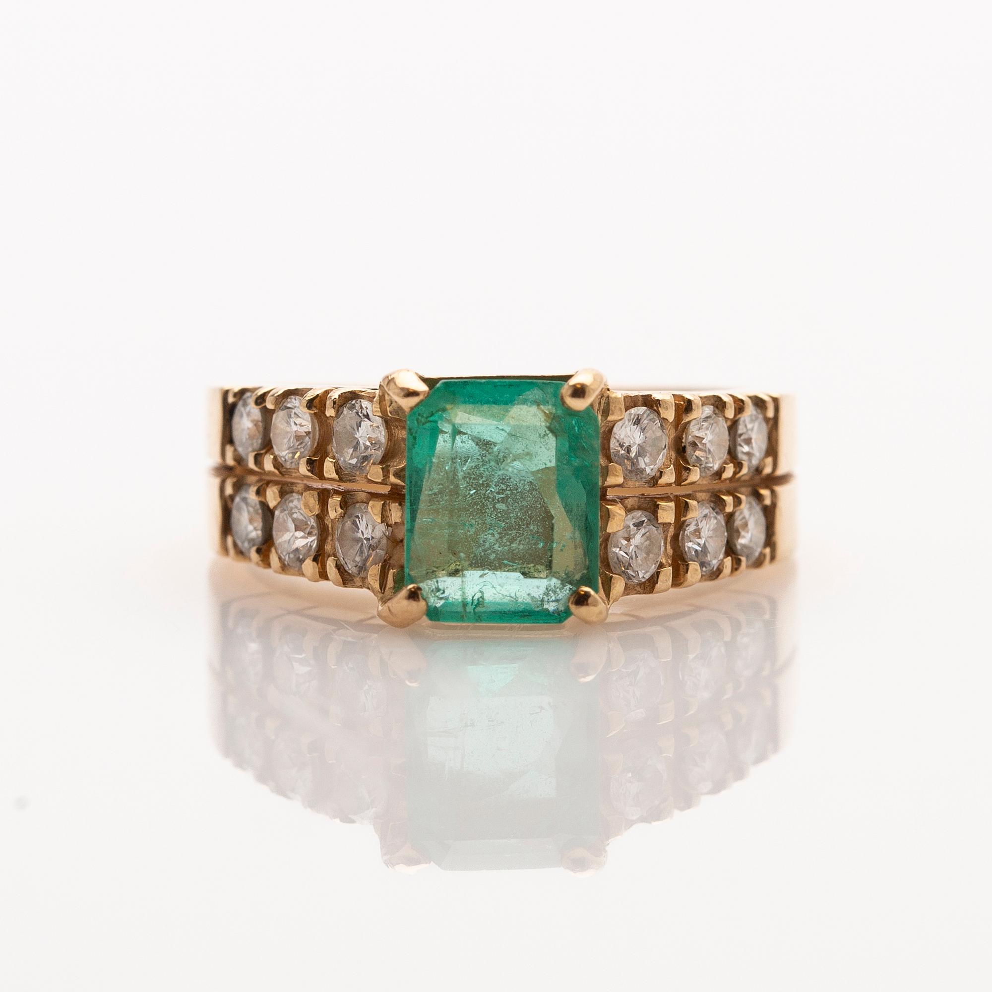 Ring, 18K gold with an emerald set in it and 12 brilliant-cut diamonds.