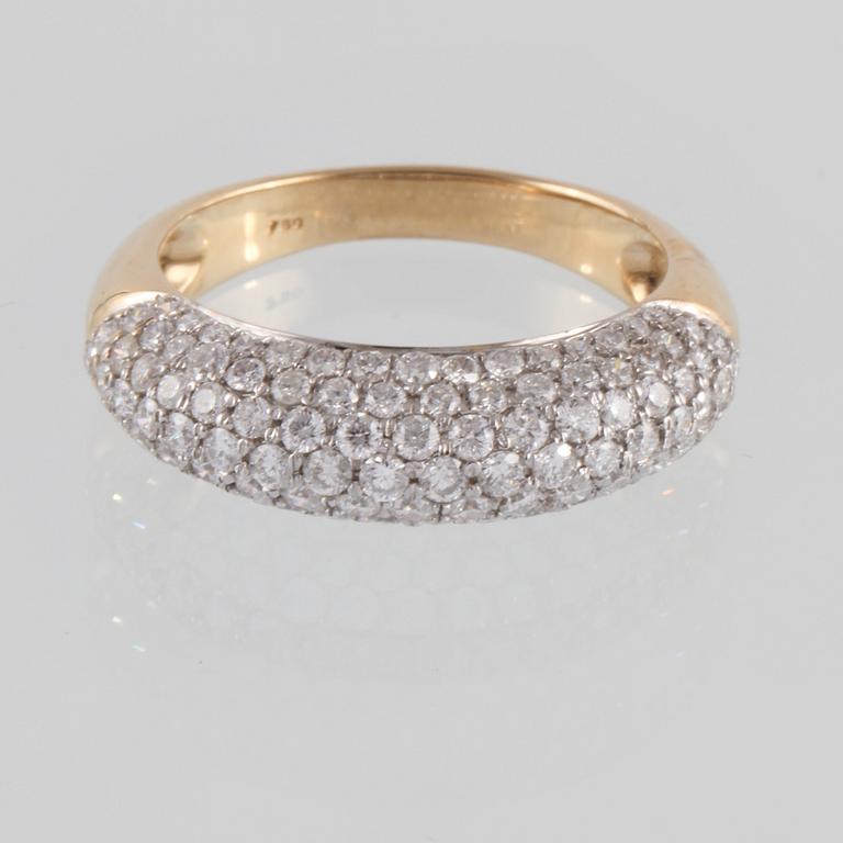RING, 18K guld med briljantslipade diamanter, ca 2.00 ct. Vikt 4,8 gram.