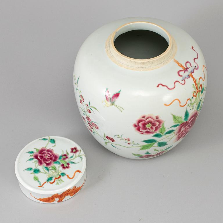 A famille rose jar with cover, Qing dynasty, late 19th/early 20th century.