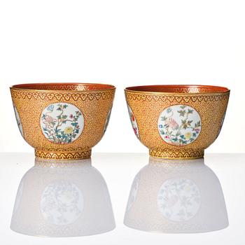 A pair of famille rose bowls, late Qing dynasty/republic with Qianlong mark.