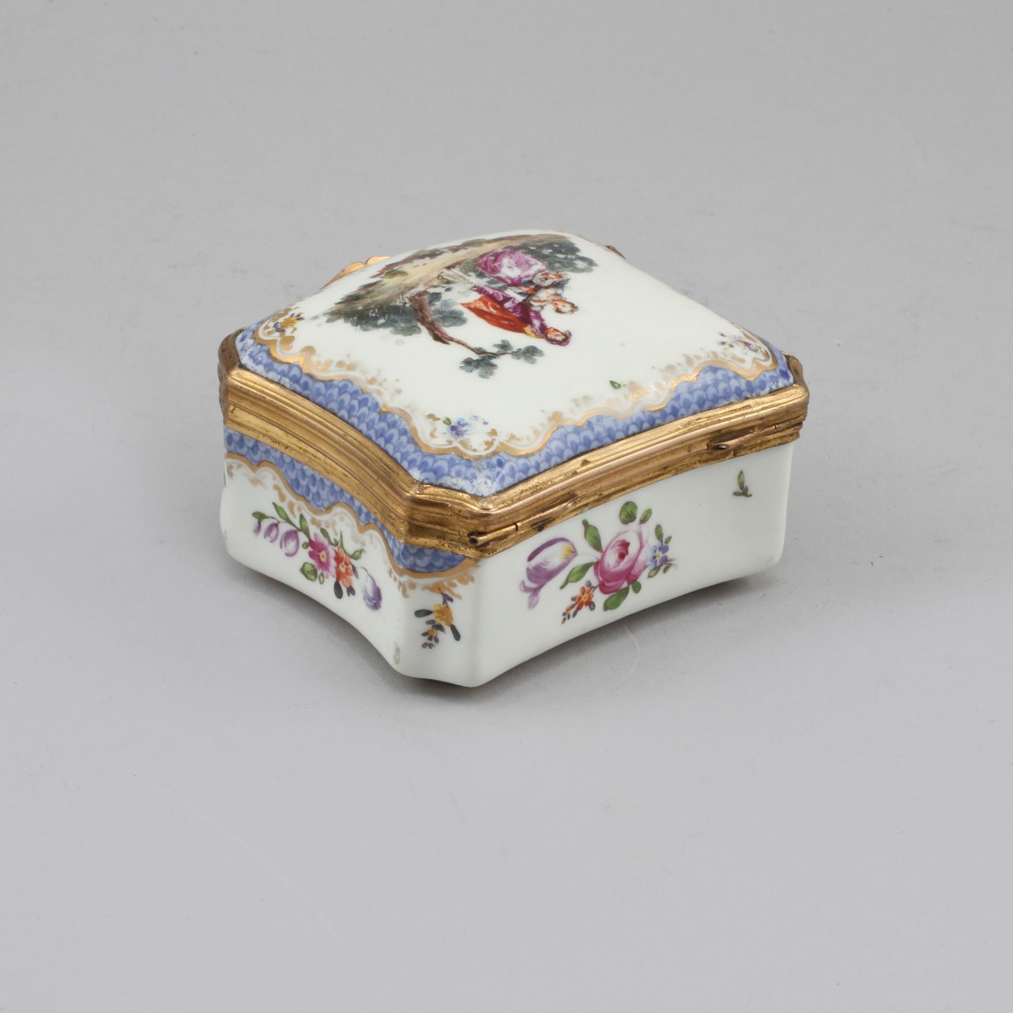 DOSA, porslin, rokokostil, Meissenlikande märke, 1800-tal.