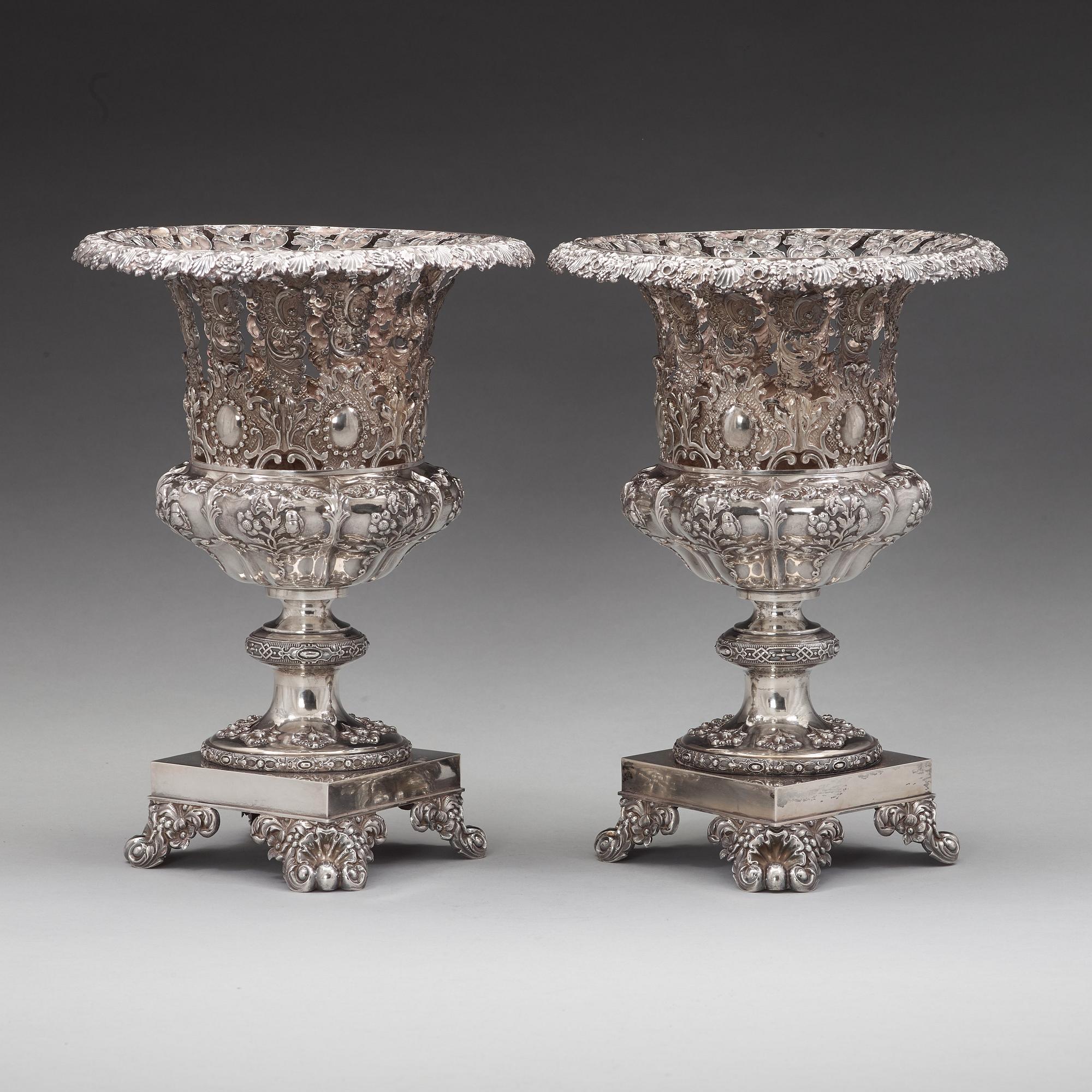 Fredrik och Wilhelm Zethelius, urnor, ett par, silver, Stockholm 1840, nyrokoko.