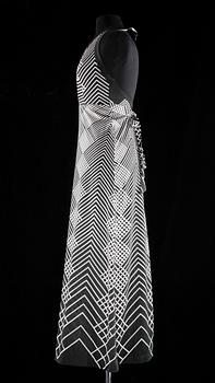 A black and white longdress by Louis Scherrer.