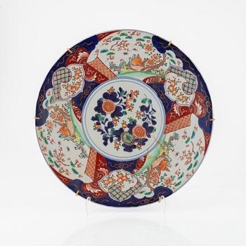 A Japanese Imari dish, 20th Century.