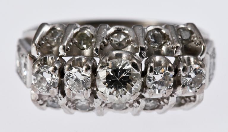 RING, 18 K vitguld med briljantslipade dianmanter, 1963.