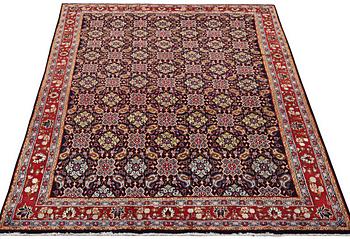 A Hamadan carpet, c. 296 x 197 cm.