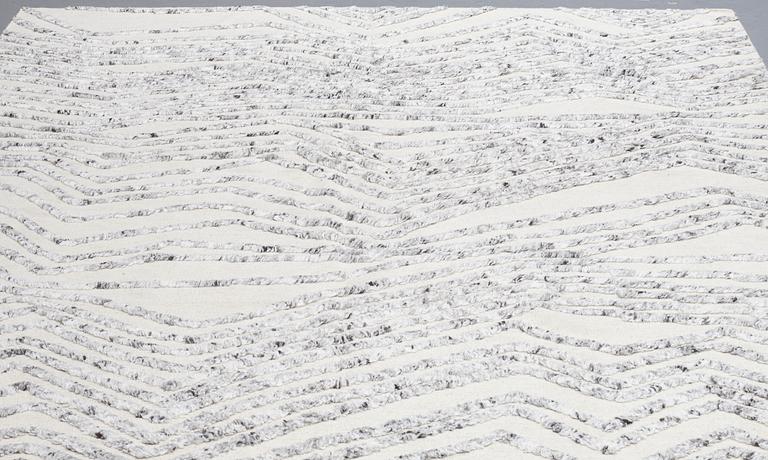A CARPET, flat weave, with knoted detalis in relief, ca 300 x 240 cm.