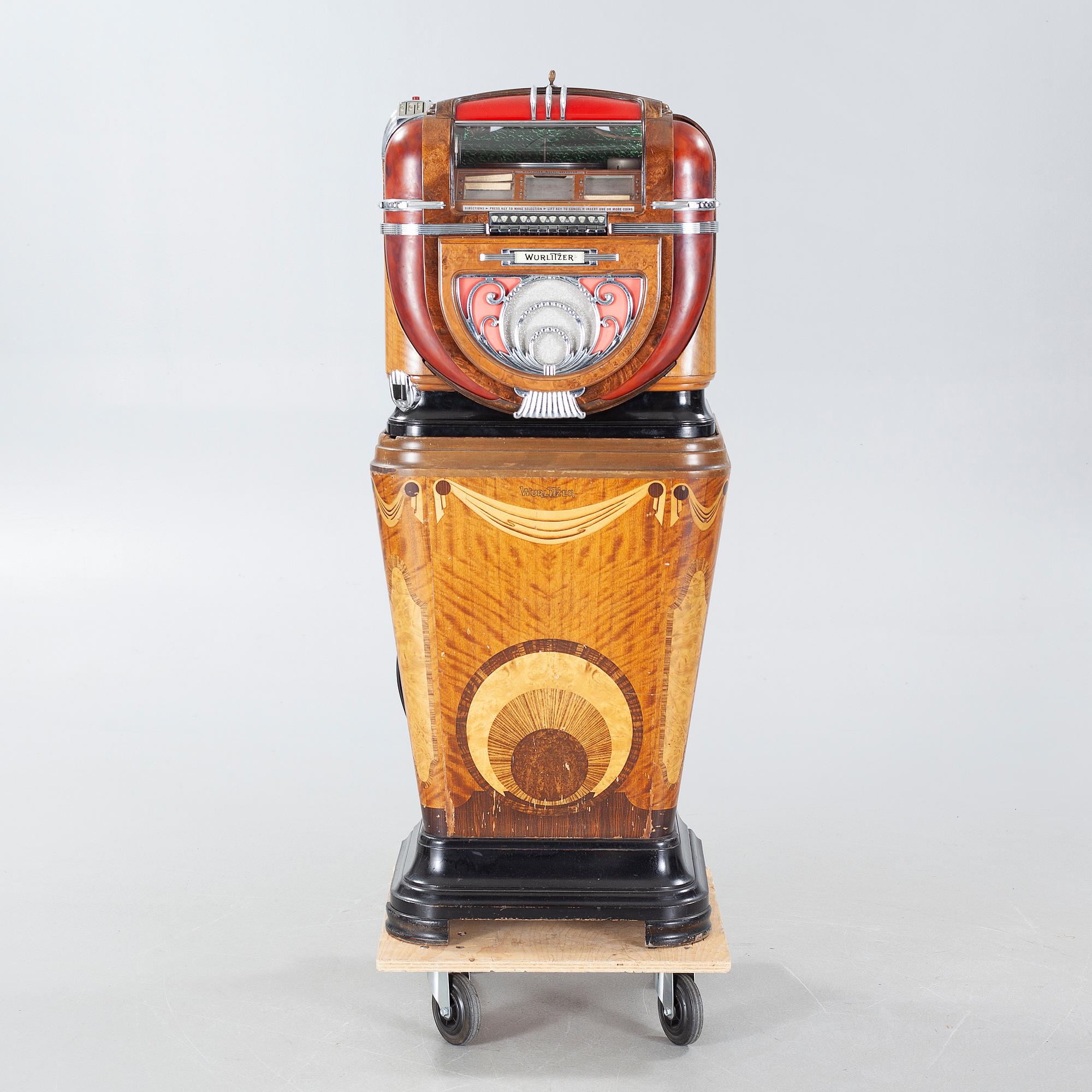 JUKEBOX, Wurlitzer Model 81, on original wooden stand "Mae West".