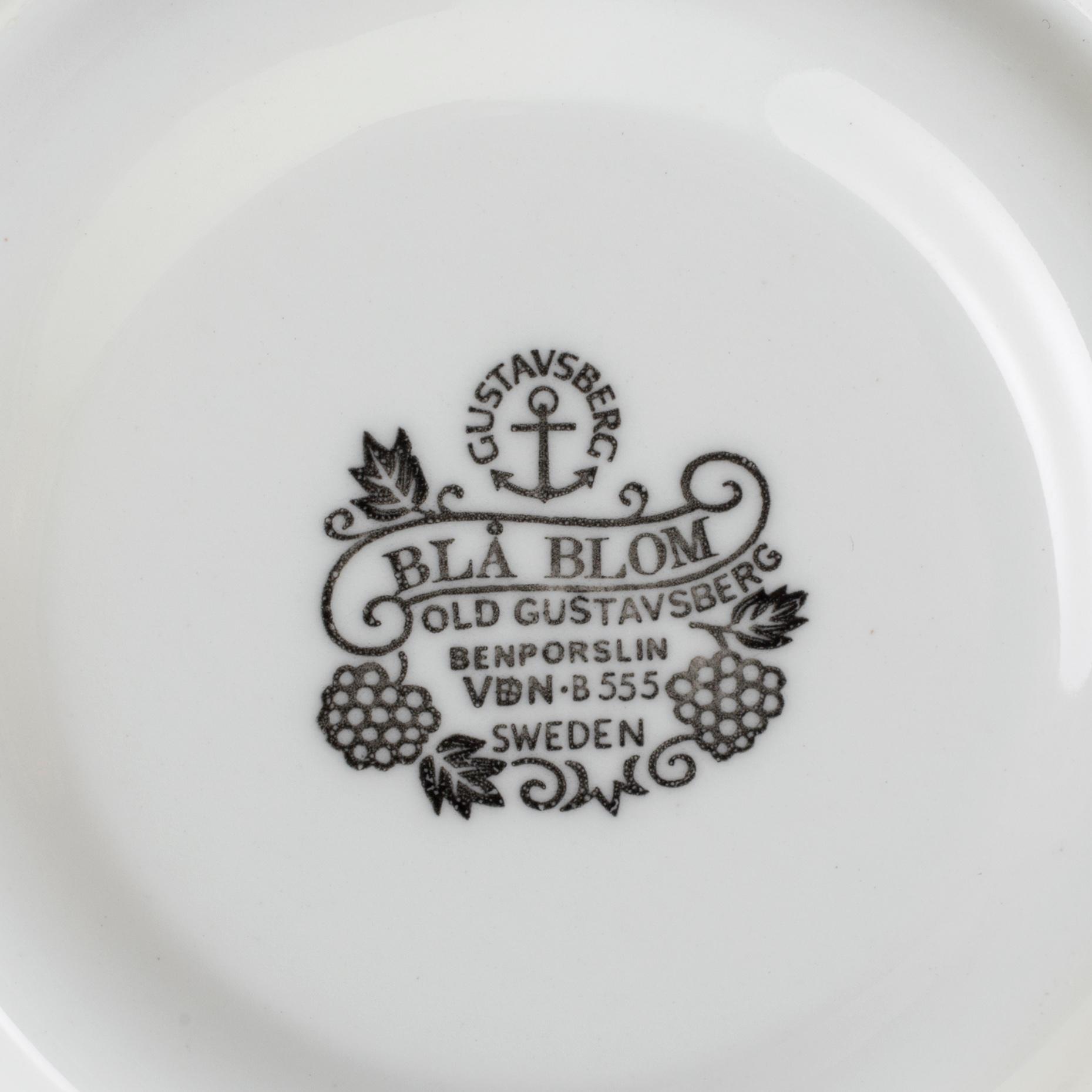 SERVISPORSLIN, 24 snarlika delar, "Blå Blom", Gustavsberg, 1900-tal.