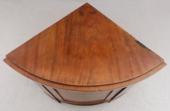 HÖRNSKÅP, 1800-talets mitt.