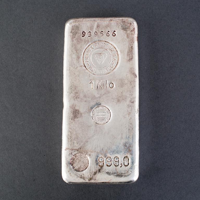 A fine silver 999,5 ingot from Switzerland. Weight ca 1 kg.