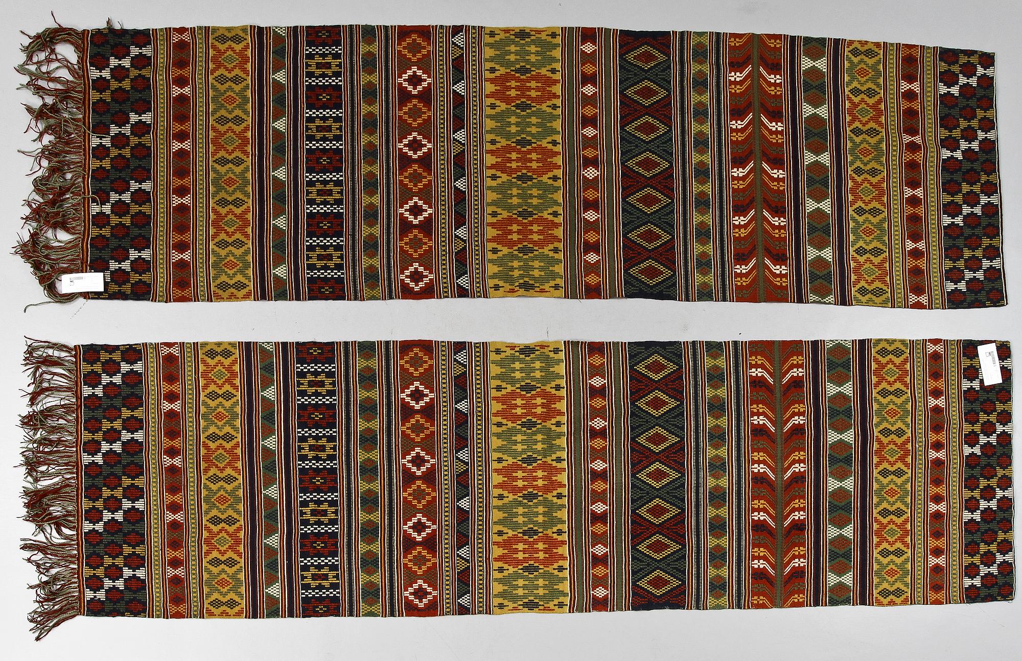 DRAPERIER, ett par samt VÄVNAD, allmoge, 1900-tal.