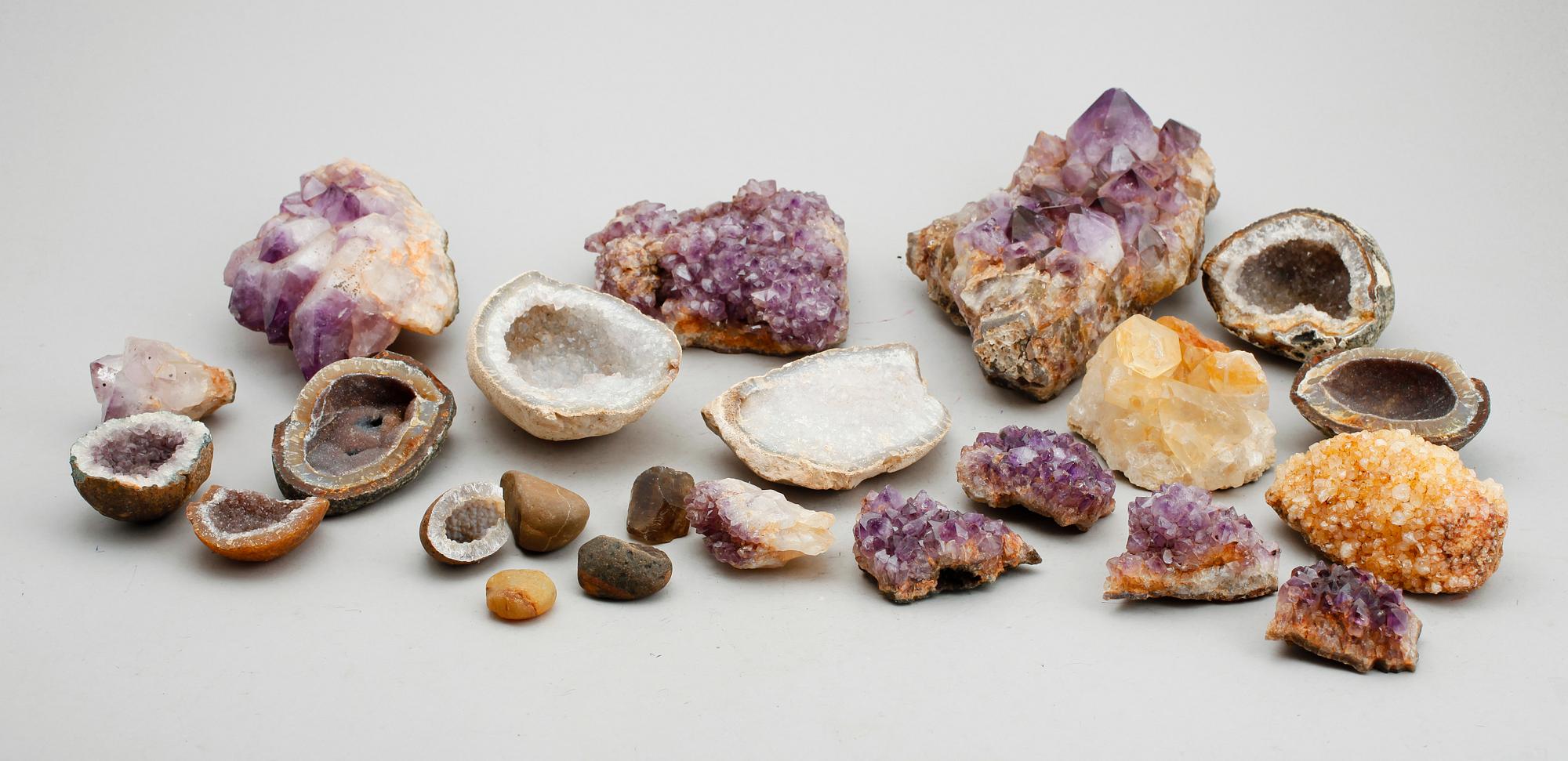 SAMLING, stenar bla råametister.