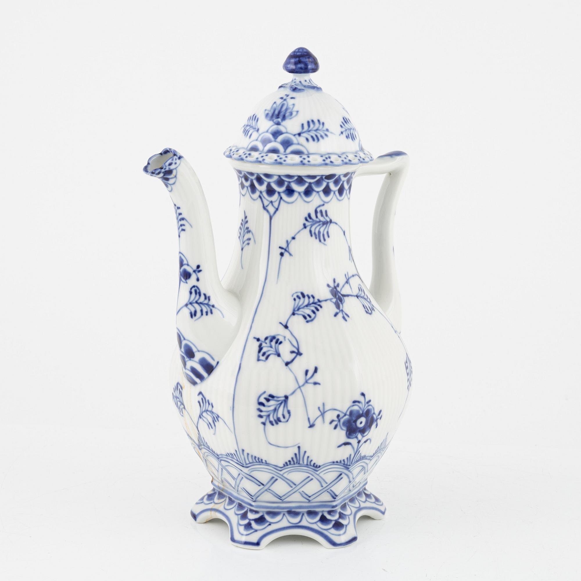 Servisdelar, 19 delar, "Musselmalet" helblonde, Royal Copenhagen, Danmark.