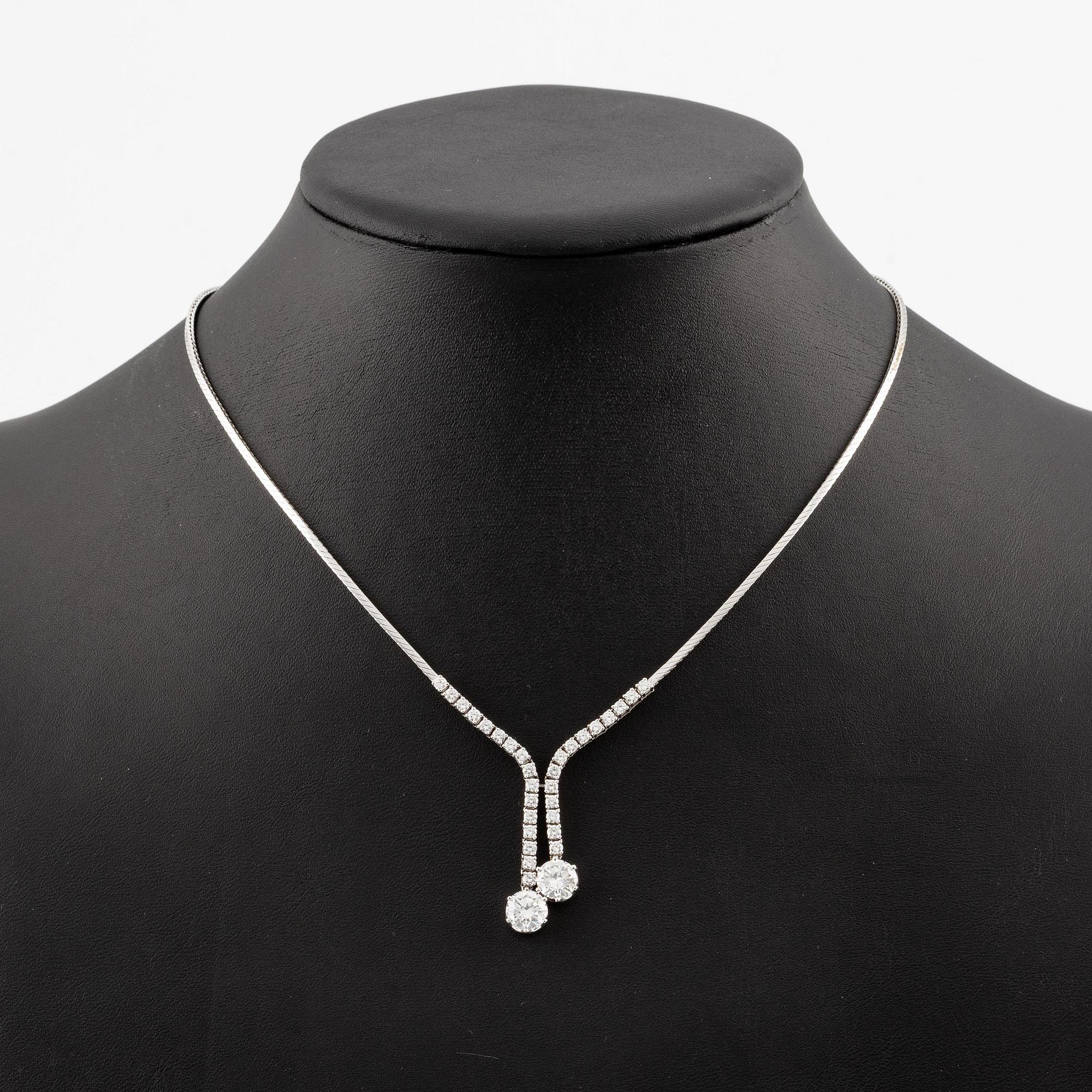 An 18K white gold necklace set with round brilliant-cut diamonds.