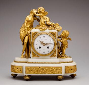 BORDSPENDYL, marmor och förgylld brons, märkt Pierre Duchesne, Louis XVI-stil, Frankrike, 1800-tal.