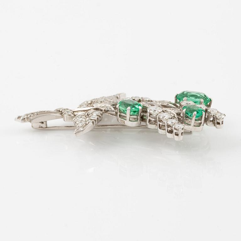 Brooch 18K white gold in the form of a bouquet with emeralds and octagonal and round brilliant-cut diamonds.