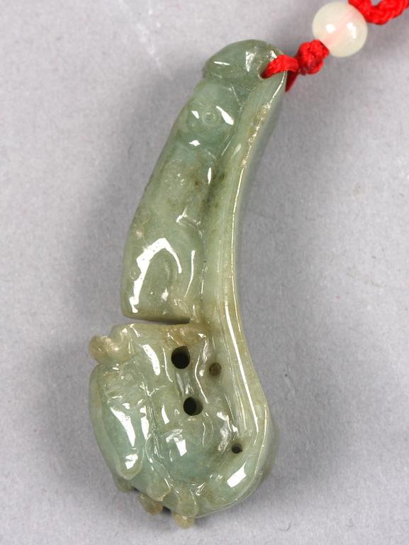 SPÄNNEN OCH NETSUKES, 4 st, jade, orientaliska. 1900-tal.