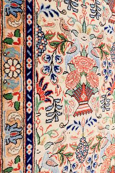 GALLERIMATTA, Figural Ghom part silk, ca 410 x 88 cm.