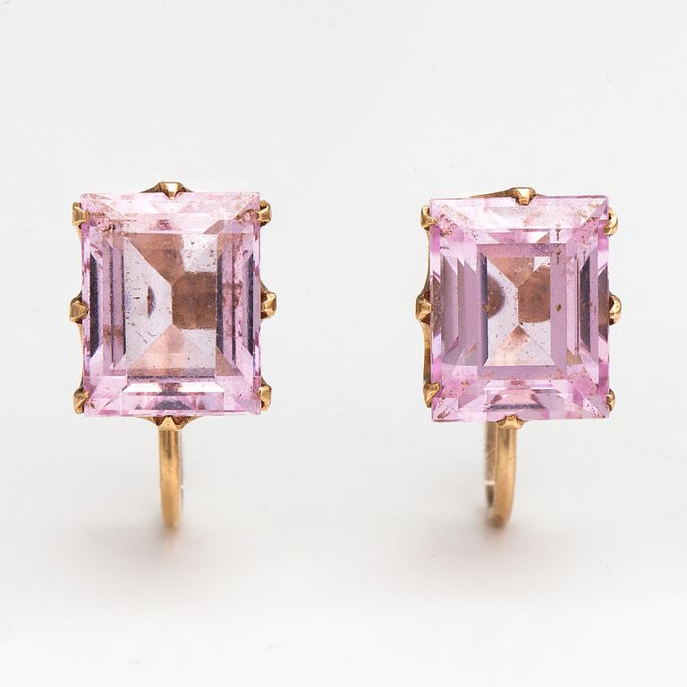 A pair of 14K gold earrings with synthetic pink sapphires. Westerback, Helsinki 1953.