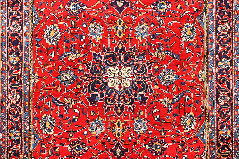 A Hamadan carpet, a. 320 x 220 cm.