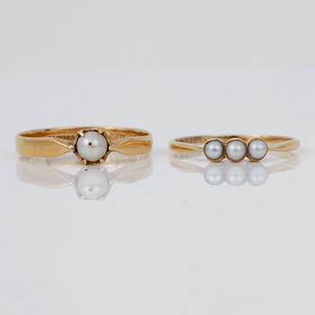 RINGAR, 2 st, 18 k guld med pärlor, från 1853 resp. 1919. Total vikt ca 3,8g.