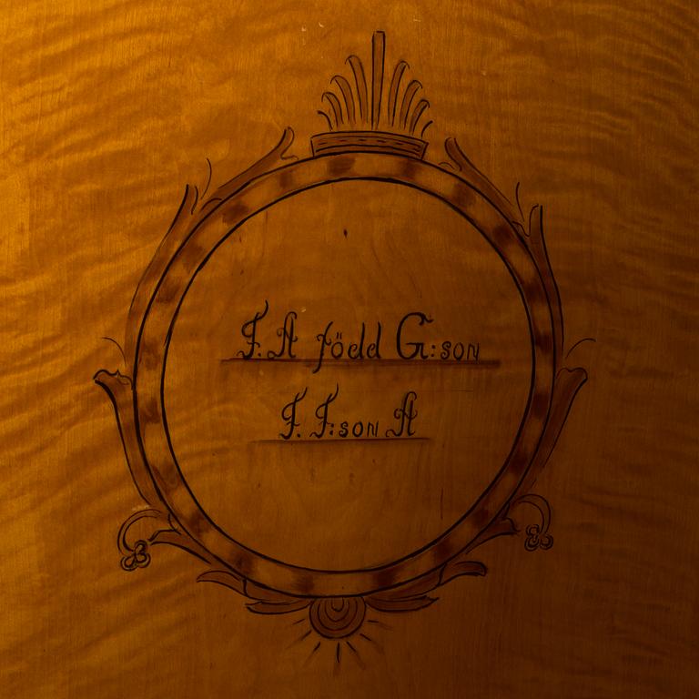 A 1930 cabinet manufactured by Hovleverantör Otto Wrellings Verkstäder Umeå.