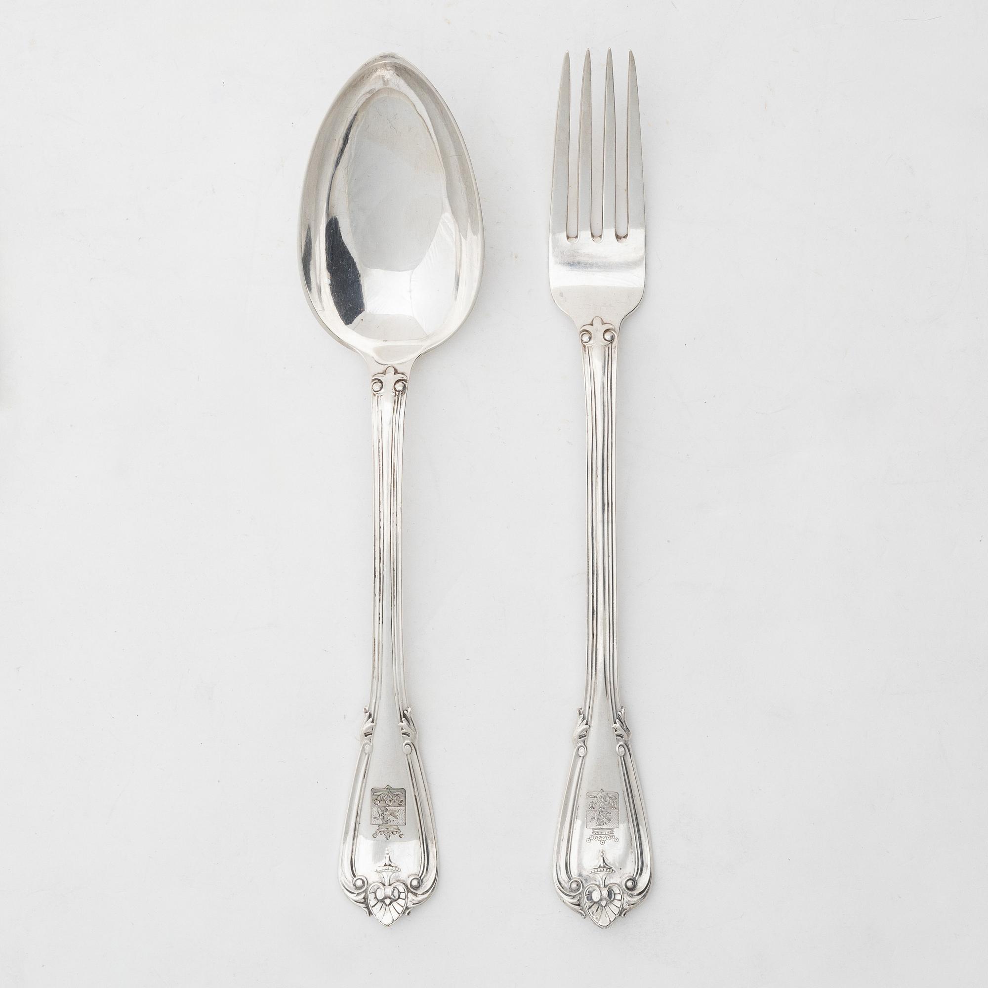 Uppläggningsbestick, ett par, silver, med adliga ätten von Kraemers vapen.