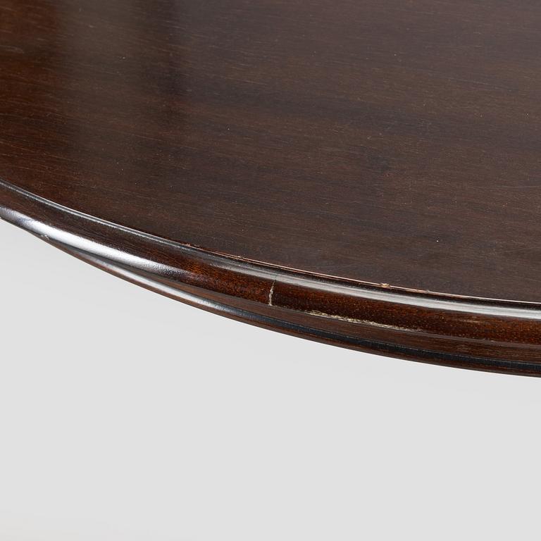 A dining table, Hepplewhite style, later half of the 20th century.