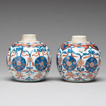 A pair of imari tea caddies, Qing dynasty, Kangxi (1662-1722).