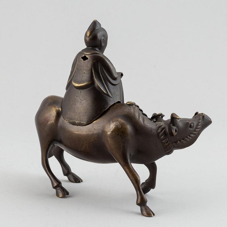 A Chinese bronze sculpture, 20th century.