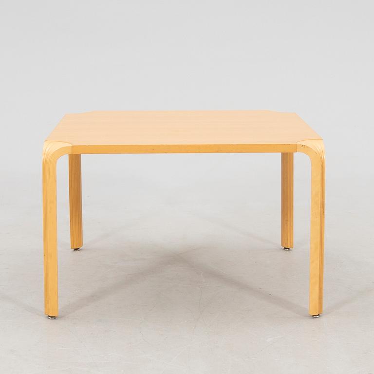 Alvar Aalto, soffbord X800A "Fan leg table" Artek Finland sent 1900-tal.