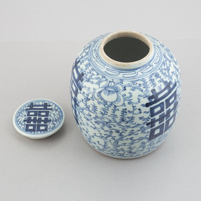 A blue and white pot with cover, Chine, 19th century.