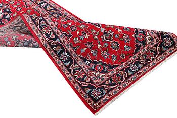 A runner carpet, Kashan, c. 307 x 100 cm.